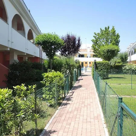 Apartment With Shared Pool For 5 Guests *