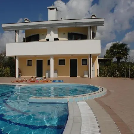 Apartment With Shared Pool For 5 Guests