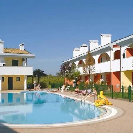 With Shared Pool For 5 Guests Apartmán *