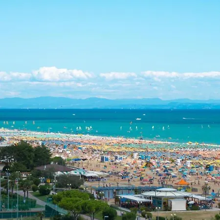 With Shared Pool For 5 Guests Appartamento Bibione
